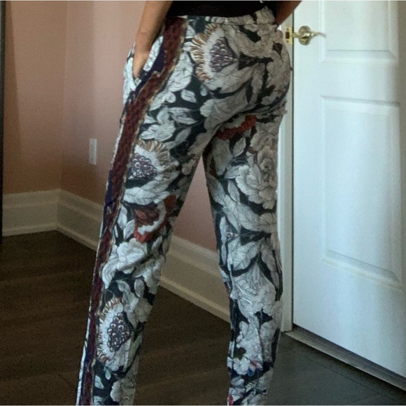 French connection, fun print pants. - Picture 3 of 5